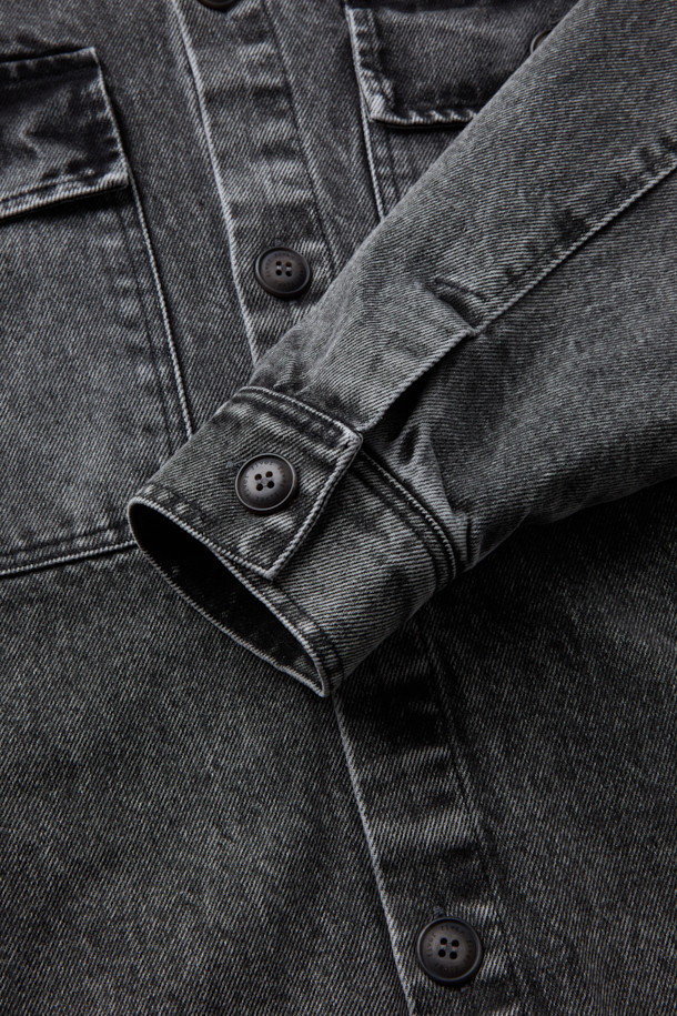 FIVER(파이버) 데님 셔츠 재킷은 빈티지한 스타일을 연출하는 블랙 컬러의 오버핏 데님 재킷입니다. 면과 데님 소재로 제작되어 탄탄한 촉감을 제공하며, 데일리룩과 산책룩에 모두 잘 어울립니다. 긴 소매 기장과 무지 패턴이 특징이며, 워싱 처리와 가슴 투포켓, 사이드 포켓 디테일이 돋보입니다. 버튼 여밈 방식으로 편안하게 착용할 수 있으며, 캐주얼 및 워크웨어 스타일을 즐겨 입는 분들께 추천합니다.
