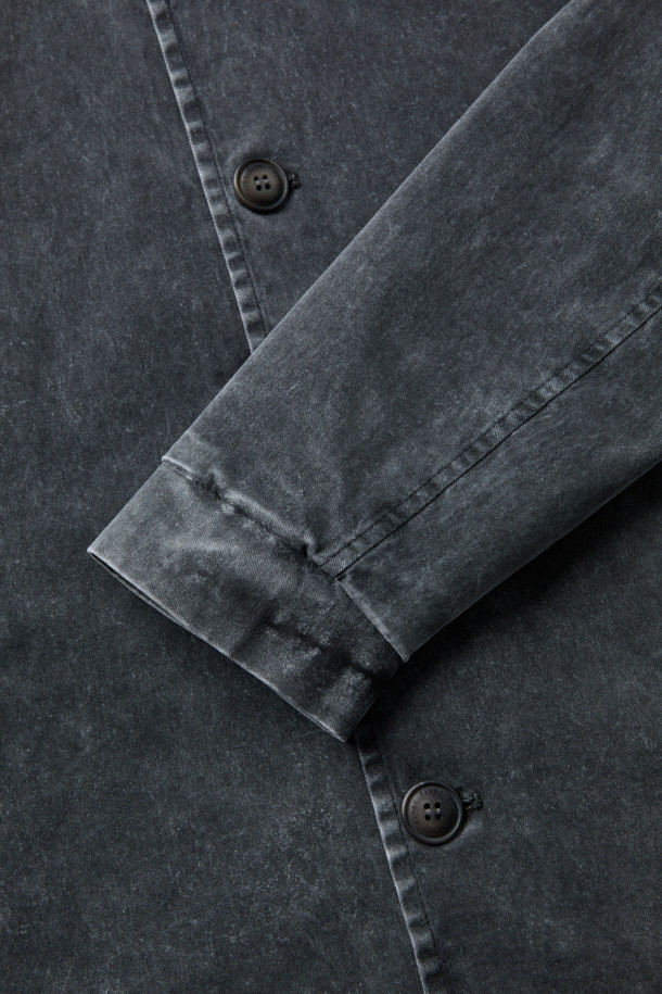 FIVER(파이버) 워커 마블 워시 후드 재킷은 빈티지 스타일을 추구하는 당신을 위한 아이템입니다. 가먼트 다잉 워싱 처리로 자연스러운 멋을 더했으며, 네오프렌 안감으로 편안한 착용감을 선사합니다. 숏 기장의 블랙 컬러 자켓으로, 일상생활과 산책룩에 모두 잘 어울립니다. 단추 여밈 방식과 레귤러핏으로 제작되어 편안하면서도 스타일리시하게 연출할 수 있습니다. 후드 디테일이 캐주얼한 무드를 더하며, 긴 소매 디자인으로 간절기에도 활용하기 좋습니다. 총 기장은 68cm입니다.
