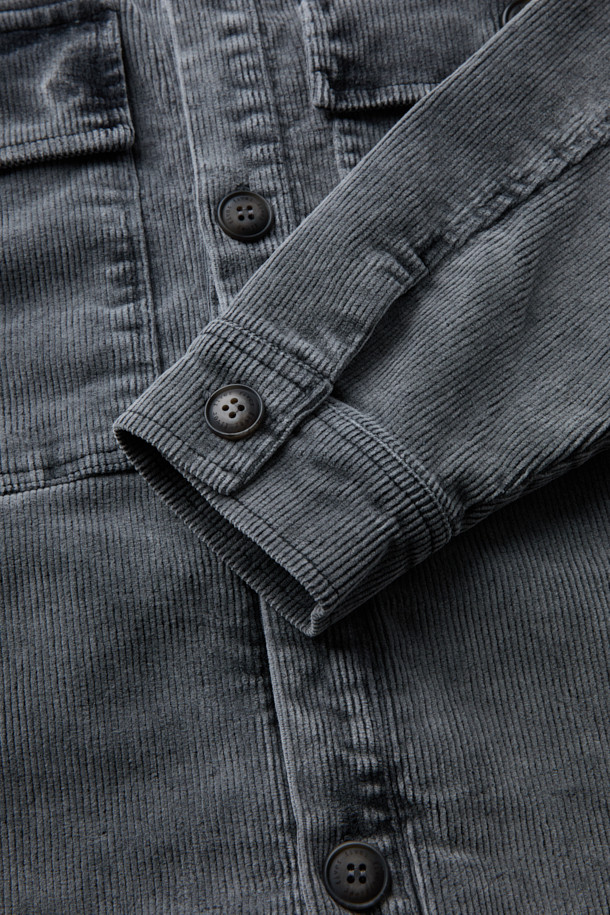 FIVER (파이버) 코듀로이 셔츠 재킷은 가을, 겨울 시즌에 어울리는 오버핏 셔츠 자켓입니다. 부드러운 코듀로이 소재를 사용하여 따뜻하고 편안한 착용감을 제공하며, 무지 디자인과 그레이 컬러로 캐주얼하면서도 빈티지한 스타일을 연출합니다. 가슴 투 포켓, 사이드 포켓 디테일과 워싱 가공으로 실용성을 더했으며, 두꺼운 두께감과 긴 소매 기장으로 보온성을 높였습니다. 버튼 여밈 방식이며, 일상복으로 활용하기 좋습니다.
