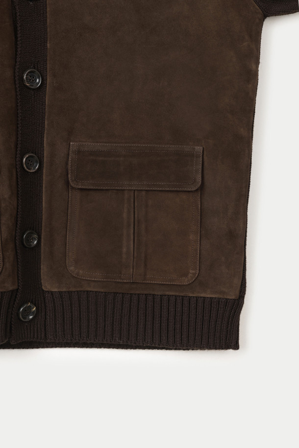 **DANIELE FIESOLI (다니엘 피에솔리) 레더 가디건**은 부드러운 소가죽, 울, 아크릴 소재의 조화로 제작된 간절기용 아우터입니다. 브라운 컬러의 레귤러핏 가디건으로, 하이넥 디테일과 투 포켓 디자인, 레더와 니트의 믹스 매치가 돋보입니다. 버튼 여밈 방식과 긴 소매 기장, 두꺼운 두께감으로 보온성을 높였으며, 클래식하고 모던한 스타일을 연출합니다. 데이트룩, 카페룩, 가을 나들이룩 등 다양한 TPO에 활용 가능하며, 미니멀하고 시크한 스타일을 선호하는 분들께 추천합니다.
