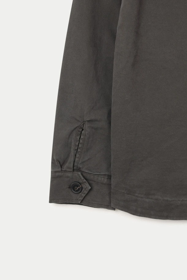 크로슬리(CROSSLEY) 다잉 버튼 재킷은 빈티지한 무드를 자아내는 캐주얼 & 클래식 스타일의 아우터입니다. 부드러운 코튼과 스판덱스 혼방 소재로 제작되어 편안한 착용감을 선사하며, 엉덩이를 덮는 기장으로 안정감을 줍니다. 가먼트 다잉 처리로 은은한 다잉 컬러를 표현했으며, 사이드 포켓과 가슴 패치 포켓, 기모 디테일로 실용성과 디자인을 모두 갖췄습니다. 셔츠형 디자인에 버튼 여밈 방식으로 편안하게 착용 가능하며, 봄, 가을 시즌 동네 마실룩이나 가을 나들이룩에 활용하기 좋습니다. 루즈핏으로 제작되어 활동성이 뛰어나며, 긴 소매 기장으로 다양한 스타일 연출이 용이합니다.
