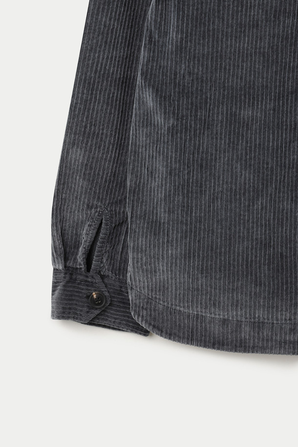 CROSSLEY(크로슬리) 다잉 코듀로이 재킷은 가을과 겨울, 두 계절에 걸쳐 따뜻함과 스타일을 책임지는 아우터입니다. 빈티지하면서도 캐주얼한 무드를 자아내며, 부드러운 촉감의 코듀로이, 면, 스판덱스 혼방 소재로 제작되어 편안한 착용감을 선사합니다. 가먼트 다잉 기법으로 은은한 멋을 더한 그레이 컬러의 무지 디자인은 어떤 룩에도 쉽게 매치할 수 있습니다. 크롭 기장과 루즈핏, 버튼 여밈 방식, 패치 포켓 디테일이 돋보이며, 겨울 데일리룩, 동네 마실룩, 카페룩 등 다양한 TPO에 활용 가능합니다. 단독 세탁을 권장합니다.
