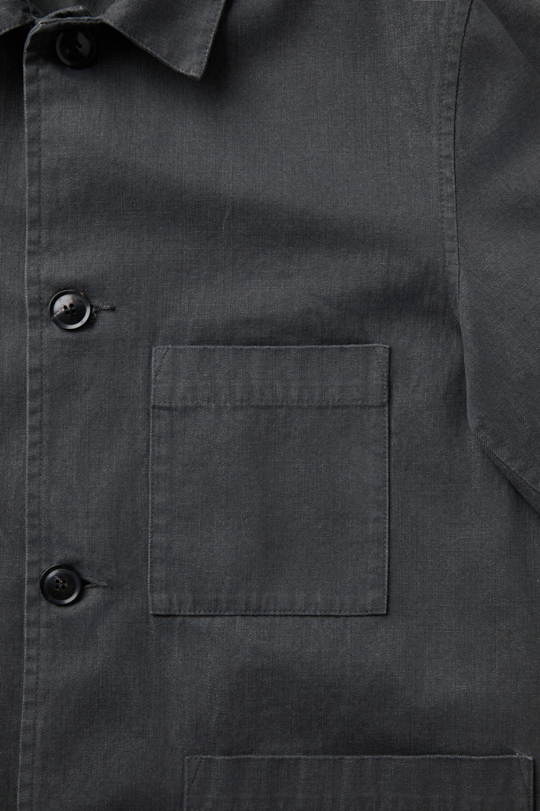 ORIGINAL VINTAGE STYLE 다잉 재킷은 봄, 가을에 어울리는 클래식하고 빈티지한 무드의 자켓입니다. 다크 그레이 컬러의 무지 디자인으로, 루즈핏에 버튼 여밈 방식을 갖추어 편안한 착용감을 선사합니다. 면과 폴리에스터 혼방 소재로 제작되어 부드러운 촉감을 느낄 수 있으며, 가슴 포켓과 패치 포켓 디테일로 실용성을 더했습니다. 다잉 워싱 가공으로 빈티지한 멋을 살렸으며, 이염에 주의하여 단독 세탁하는 것을 권장합니다. 데이트룩, 출근룩 등 다양한 TPO에 맞춰 미니멀하고 캐주얼한 스타일을 연출해보세요.
