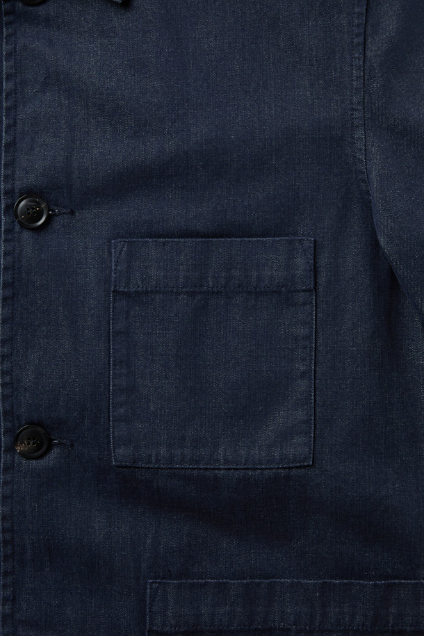 ORIGINAL VINTAGE STYLE 다잉 재킷은 클래식과 빈티지 무드를 자아내는 아우터입니다. 네이비 컬러의 무지 디자인에 루즈핏으로 편안하게 착용 가능하며, 봄, 가을 계절에 적합합니다. 면과 폴리에스터 혼방 소재로 제작되어 부드러운 촉감을 선사하며, 긴 소매와 버튼 여밈 방식이 특징입니다. 가슴 포켓과 패치 포켓, 다잉 가공 디테일이 돋보이며, 데이트룩, 출근룩 등 다양한 TPO에 활용할 수 있습니다. 이염에 주의하여 단독 세탁하는 것을 권장합니다.
