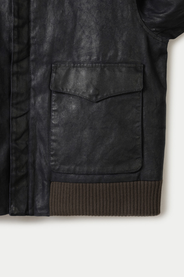 HANKALEX 코튼 트러커는 캐주얼, 빈티지 스타일을 선호하는 분들을 위한 블랙 컬러의 면 소재 트러커 자켓입니다. 봄, 가을에 착용하기 좋으며, 숏 기장과 레귤러핏으로 편안한 착용감을 제공합니다. 집업 방식으로 간편하게 착용 가능하며, 워싱 처리, 크랙 디테일, 빅포켓 디자인으로 빈티지한 멋을 더했습니다. 부드러운 촉감과 시보리 마감, 긴 소매 기장으로 활동성과 스타일을 모두 만족시키는 데일리 아이템입니다. 동네 마실룩이나 가을 나들이룩에 활용하여 미니멀하면서도 개성 있는 스타일을 연출해보세요.
