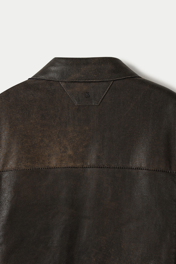 SALVATORE SANTORO(살바토레 산토로)의 BURNT BAY(번트 베이) 레더 재킷은 빈티지하면서도 클래식한 무드를 자아내는 남성용 아우터입니다. 부드러운 양가죽 소재로 제작되어 편안한 착용감을 선사하며, 봄, 가을 시즌에 활용하기 좋습니다. 셔츠형 디자인에 2WAY 지퍼, 사이드 포켓, 가슴 포켓 등의 디테일이 더해져 실용성을 높였습니다. 가먼트 워싱 처리와 켄톤 버튼으로 빈티지한 멋을 살렸으며, 스탠다드 핏으로 어떤 스타일에도 자연스럽게 어울립니다. 데이트룩, 가을 나들이룩, 모임룩 등 다양한 TPO에 클래식, 미니멀, 캐주얼 스타일로 연출해보세요.
