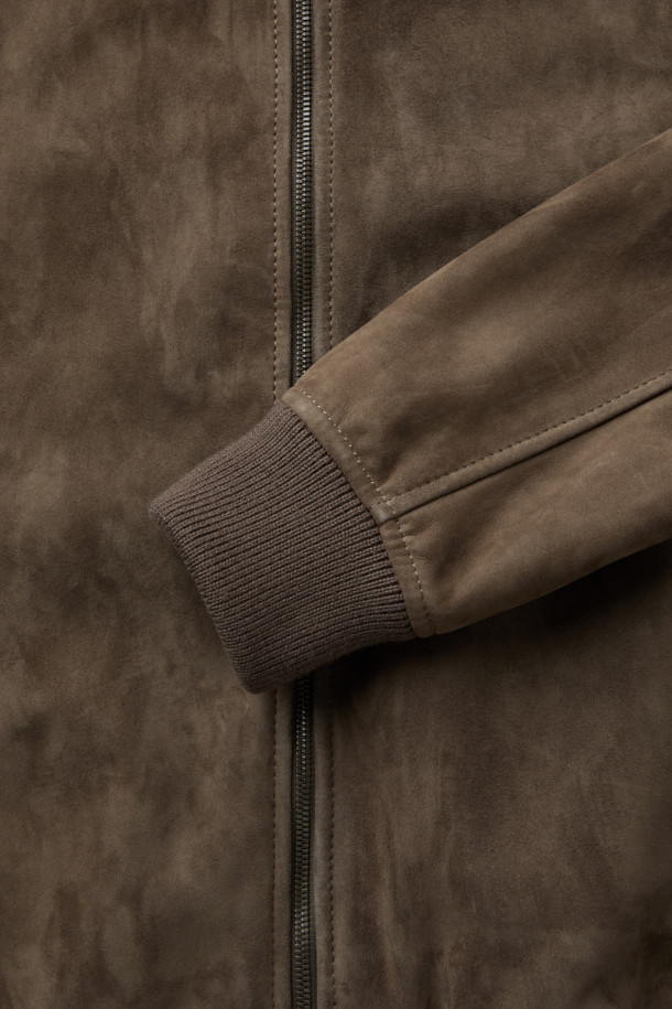 SALVATORE SANTORO (살바토레 산토로) 레더 점퍼는 부드러운 양가죽과 스웨이드 소재를 사용하여 클래식한 무드를 연출합니다. 브라운 컬러의 무지 디자인으로 어떤 스타일에도 쉽게 매치할 수 있으며, 봄, 가을 간절기에 활용하기 좋습니다. 크롭 기장에 집업 스타일로 편안하게 착용 가능하며, 스탠다드 핏으로 제작되어 세련된 실루엣을 선사합니다. 시보리 디테일과 사이드 포켓, 가먼트 워싱 처리로 고급스러움을 더해 데이트룩, 모임룩, 미니멀, 시크 스타일을 완성합니다.
