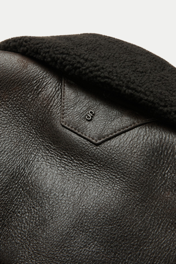 살바토레 산토로 무스탕 재킷은 브라운과 블랙 두 가지 색상으로 출시되어, 가을과 겨울에 따뜻하고 스타일리시하게 연출할 수 있습니다. 양가죽 소재로 제작되어 부드러운 촉감을 자랑하며, 크롭 기장에 집업 여밈 방식으로 편안하게 착용 가능합니다. 클래식한 무드의 스탠다드 핏으로, 양털 에리와 사이드 포켓, 퍼 안감으로 보온성을 높였습니다. 데이트룩, 모임룩 등 다양한 TPO에 미니멀, 시크한 스타일을 더해 세련된 룩을 완성해 보세요.
