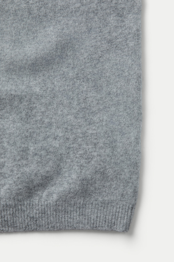 DANIELE FIESOLI(다니엘 피에졸리) 소프트 스웨터는 가을, 겨울 시즌을 위한 공용 니트/스웨터입니다. 부드러운 촉감의 울, 나일론 혼방 소재로 제작되었으며, 라운드넥에 레귤러핏, 긴소매 디자인으로 편안함을 더했습니다. 베이직하고 미니멀한 스타일의 무지 그레이 컬러 스웨터로, 텐션감 있는 원단과 밀도 높은 니팅, 래글런 소매 디테일이 특징입니다. 두꺼운 두께감으로 보온성을 높였으며, 이너 또는 단품으로 활용하여 다양한 겨울 데일리룩, 집콕룩, 산책룩을 연출할 수 있습니다. 볼륨감 있는 실루엣이 특징이며, 미니멀, 클래식, 캐주얼 스타일을 즐기는 분들께 추천합니다.
