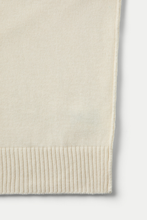 DANIELE FIESOLI(다니엘 피에졸리) 버튼 칼라 스웨터는 울 90%, 캐시미어 10% 혼방 소재로 제작되어 부드러운 촉감을 선사합니다. 아이보리, 크림 컬러의 무지 디자인으로 베이직하고 모던한 스타일을 연출하며, 드롭 숄더와 버튼 디테일이 특징입니다. 릴랙스 핏과 긴소매, 크롭 기장으로 가을, 겨울 데일리룩과 카페룩에 활용하기 좋습니다. 옆선 시접 겉봉제 마감으로 고급스러운 디테일을 더했습니다. 클래식, 미니멀 스타일을 선호하는 분들께 추천합니다.
