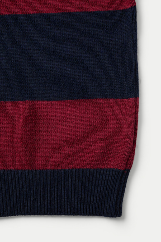 **다니엘 에피에솔리(DANIELE FIESOLI) 블록 칼라 스웨터**는 남성용 니트/스웨터로, 가을과 겨울에 활용하기 좋은 아이템입니다. 네이비, 버건디, 화이트 컬러 블록과 럭비 셔츠 디자인, 하프 단추 디테일, 화이트 칼라 배색이 특징이며, 클래식 및 캐주얼 스타일을 모두 소화할 수 있습니다. 울 80%, 나일론 20% 혼방 소재로 제작되어 포근한 촉감을 선사합니다. 레귤러핏에 긴소매 기장으로, 데이트룩, 가을 나들이룩, 겨울 데일리룩 등 다양한 TPO에 맞춰 미니멀한 스타일을 연출해보세요.
