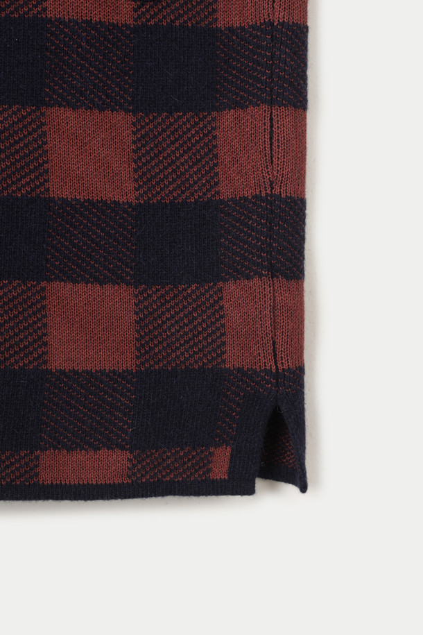 **DANIELE FIESOLI(다니엘 피에졸리) 패턴 가디건**은 가을, 겨울 시즌에 어울리는 상의 니트 가디건입니다. 부드러운 알파카와 울 혼방 소재로 제작되어 뛰어난 보온성을 제공하며, 적당한 두께감으로 편안한 착용감을 선사합니다. 빈티지 스타일의 체크 패턴과 플랩 포켓 디테일이 돋보이며, 버튼 여밈 방식으로 간편하게 착용할 수 있습니다. 레드, 블루 두 가지 컬러로 출시되어 다양한 겨울 데일리룩, 모임룩, 카페룩에 클래식, 캐주얼, 미니멀 스타일을 더할 수 있습니다. 긴 소매 기장으로 겨울철에도 따뜻하게 스타일을 연출할 수 있습니다.
