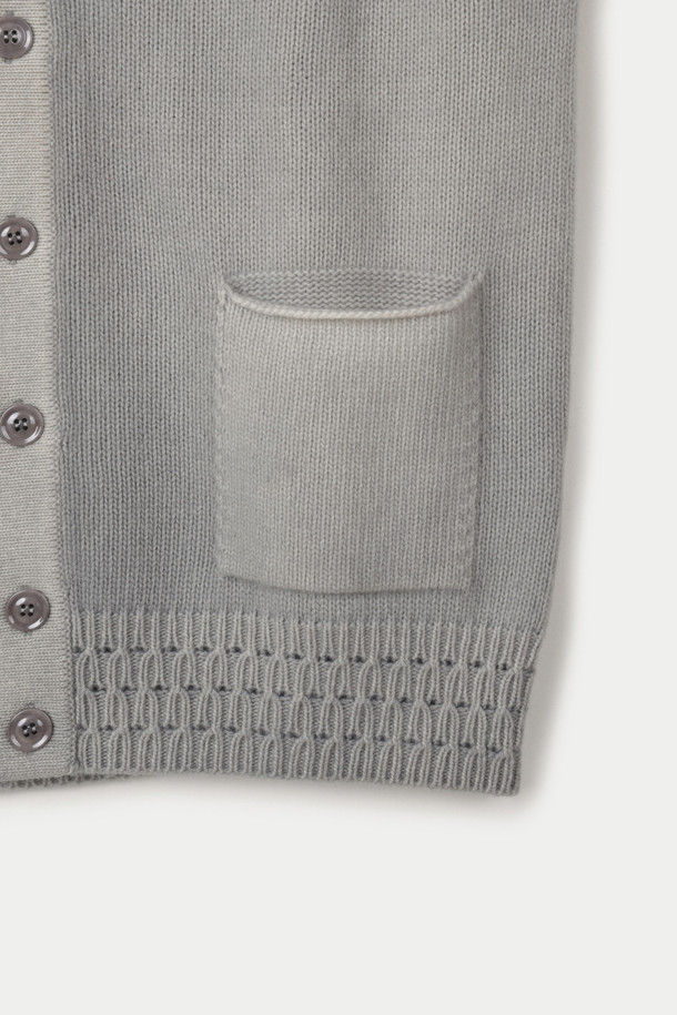 DANIELE FIESOLI(다니엘 피에졸리) 베이직 가디건은 가을, 겨울 시즌에 어울리는 스탠다드핏의 브이넥 가디건입니다. 부드러운 촉감의 울 소재로 제작되었으며, 더블 져지 조직과 밀라노 조직으로 고급스러운 디테일을 더했습니다. 무지 패턴의 그레이 컬러로, 베이직하면서도 클래식한 스타일을 연출합니다. 긴 소매와 버튼 디테일이 특징이며, 일상, 오피스룩, 모임룩 등 다양한 TPO에 활용하기 좋습니다. 혼합사를 사용하여 제작되어, 더욱 특별한 가치를 선사합니다.
