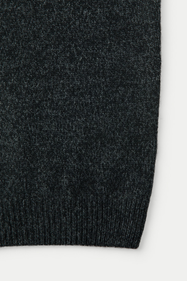 WOOL AND CO (울 앤 코) 다이드 소프트 울 스웨터는 다양한 톤의 그린 얀을 믹스하여 세련된 분위기를 연출합니다. 부드러운 촉감의 울 소재로 제작되었으며, 로우게이지 편직 기법을 사용하여 포근함을 더했습니다. 두꺼운 립조직의 하프넥 디자인이 특징이며, 겨울철 보온성을 높여줍니다. 출근룩과 모임룩 모두에 잘 어울리는 베이직 스타일의 레귤러핏 스웨터입니다. 클래식, 미니멀, 캐주얼 등 다양한 스타일 연출이 가능합니다.
