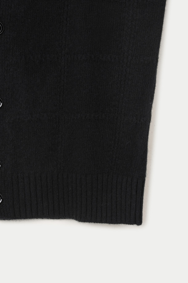 WOOL & CO(울 앤 코) 패턴 가디건은 가을과 겨울, 일상에서 클래식하고 베이직한 스타일을 연출하기 좋은 남녀 공용 제품입니다. 부드러운 울 소재와 두꺼운 두께감으로 포근한 착용감을 선사하며, 라운드 넥과 톤온톤 싱글 버튼 여밈이 깔끔한 인상을 줍니다. 입체적인 케이블 짜임 디테일이 돋보이며, 루즈핏 디자인으로 편안한 활동성을 제공합니다. 출근룩, 비즈니스 캐주얼, 모임룩 등 다양한 TPO에 미니멀하고 클래식한 스타일을 더해 활용할 수 있습니다.
