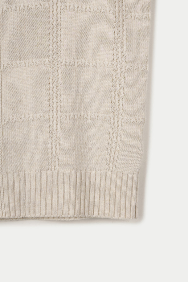 WOOL & CO (울 앤 코) 패턴 가디건은 가을, 겨울 시즌에 어울리는 포근한 울 소재의 니트 가디건입니다. 베이지, 아이보리 두 가지 색상으로 출시되었으며, 클래식하고 베이직한 스타일을 연출하기 좋습니다. 루즈핏으로 편안하게 착용 가능하며, 긴 소매와 두꺼운 두께감으로 따뜻함을 더했습니다. 입체적인 케이블 및 패턴 짜임 디테일과 톤온톤 버튼, 여유로운 실루엣이 특징이며, 출근룩이나 모임룩 등 다양한 TPO에 활용 가능합니다.
