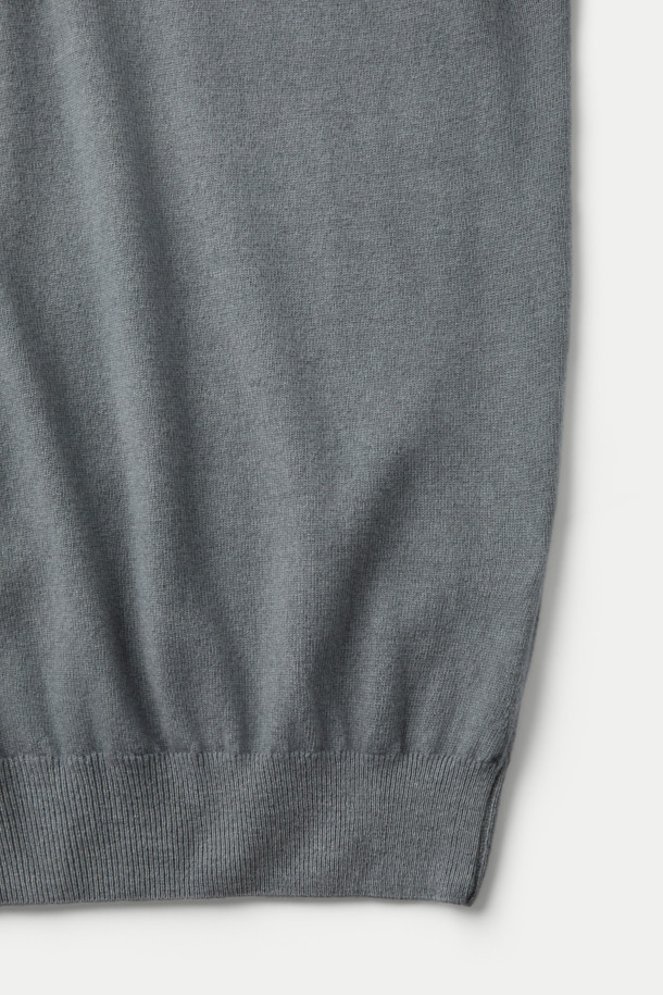 WOOL & CO (울앤코) 버튼 칼라 스웨터는 고급 메리노 울 소재로 제작되어 부드러운 촉감과 두꺼운 두께로 뛰어난 보온성을 제공합니다. 차분한 그레이 컬러에 무지 패턴으로 디자인되어 클래식하면서도 미니멀한 스타일을 연출하며, 레귤러 핏과 긴소매 기장으로 편안한 착용감을 선사합니다. 버튼 칼라 디테일이 돋보이는 이 스웨터는 출근룩, 비즈니스 캐주얼, 겨울 데일리룩 등 다양한 TPO에 활용 가능합니다. 가벼운 착용감으로 활동성을 높여주어 가을, 겨울 시즌 내내 따뜻하고 스타일리시하게 즐길 수 있습니다.
