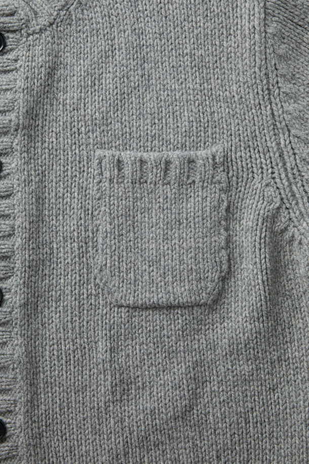 ORIGINAL VINTAGE STYLE 로우 가디건은 가을, 겨울 시즌에 어울리는 상의로, 80% 울과 20% 폴리아미드 혼방 소재로 제작되어 보온성과 내구성이 뛰어납니다. 클래식하고 베이직한 스타일로, 브이넥 디자인과 루즈핏으로 편안한 착용감을 선사하며, 가슴 포켓과 패치 포켓 디테일이 돋보입니다. 특히, 와이드 립(Wide rib) 디테일이 돋보이며, 톤 다운된 그레이 컬러로 겨울 데일리룩과 출근룩에 미니멀한 포인트를 더합니다. 긴 소매 기장으로 따뜻함을 더하며, 부드러운 촉감으로 편안하게 착용할 수 있습니다.
