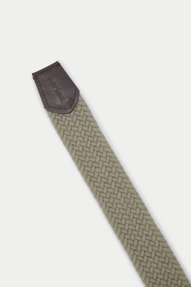 면 엘라스틱 벨트는 캐주얼, 베이직 스타일의 공용 벨트로, 카키와 브라운 두 가지 색상으로 제공됩니다. 면 소재에 엘라스틱을 더해 신축성을 높여 편안한 착용감을 선사하며, 엮음 패턴의 브레이드 디자인이 특징입니다. 버클 여밈 방식으로 간편하게 사이즈 조절이 가능하며, 데일리룩과 여행룩 등 다양한 TPO에 활용할 수 있습니다. 미니멀한 디자인으로 어떤 스타일에도 잘 어울려 활용도가 높습니다.
