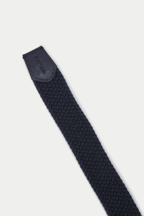 "면 엘라스틱 벨트"는 캐주얼하고 미니멀한 스타일을 추구하는 분들을 위한 데일리 벨트입니다. 네이비 컬러의 무지 디자인으로, 여행룩에도 잘 어울립니다. 이태리 수입 면 소재와 탄성이 우수한 엘라스틱 소재를 사용하여 편안한 착용감을 제공합니다. 버클 디테일로 포인트를 더했으며, 사이즈 조절이 용이하여 다양한 체형에 맞춰 착용할 수 있습니다. 사계절 내내 활용 가능한 실용적인 아이템입니다.
