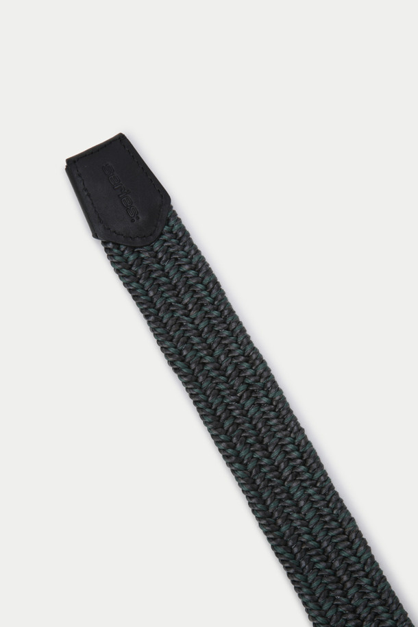 면믹스 엘라스틱 벨트는 캐주얼 스타일의 데일리 벨트입니다. 블랙 컬러로, 면과 재생가죽 소재를 사용하여 제작되었습니다. 엘라스틱 기능이 더해져 편안한 착용감을 제공하며, 버클 디자인으로 포인트를 더했습니다. "동네 마실룩"에 매치하기 좋으며, 미니멀, 클래식 스타일을 선호하는 분들께 추천합니다. 이태리 수입 소재를 사용하여 고급스러움을 더했습니다.
