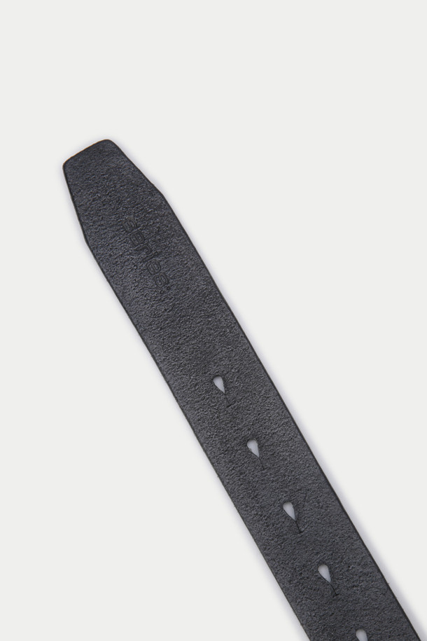 빈티지 이펙트 레더벨트는 이태리 카우 레더 소재의 천연 통가죽 벨트입니다. 블랙 컬러에 무지 패턴으로, 캐주얼 및 클래식, 미니멀 스타일을 모두 소화할 수 있습니다. 버클 디자인으로 여밈 방식을 갖췄으며, 빈티지 가공으로 독특한 매력을 더했습니다. 일상에서 폭넓게 활용하기 좋은 아이템입니다.
