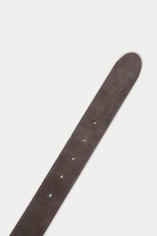 부드러운 스웨이드 소재와 은은한 광택이 돋보이는 브라운 컬러의 벨트입니다. 캐주얼, 클래식, 미니멀 스타일 모두에 잘 어울리는 디자인으로, 데일리룩에 세련된 포인트를 더해줍니다. 얇은 두께감과 무지 패턴으로 깔끔하며, 통가죽 소재로 제작되어 견고합니다. 버클 여밈 방식으로 간편하게 착용할 수 있으며, 다양한 스타일을 연출하기 좋습니다. 일상에서 폭넓게 활용 가능한 실용적인 벨트입니다.
