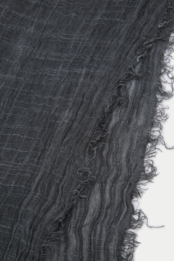 차콜 조직감 머플러는 가을, 겨울 시즌에 따뜻함과 스타일을 더해줄 머플러입니다. 레이온과 아크릴 혼방 소재로 제작되어 부드러운 촉감을 선사하며, 빈티지한 스타일의 조직감 패턴이 특징입니다.  일상, 산책, 카페 등 다양한 TPO에 활용하기 좋으며, 클래식, 미니멀, 캐주얼 룩에 모두 잘 어울립니다. 워싱 디테일이 돋보이며, 이염에 주의하여 단독 세탁하는 것을 권장합니다.  주름이 생길 수 있으니 주의하여 관리해주세요.
