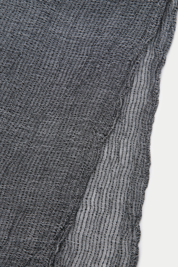 그레이 스트라이프 패턴 머플러는 레이온, 폴리에스터, 아크릴, 면 혼방 소재로 제작되어 부드러운 촉감을 자랑합니다. 얇은 두께감으로 가을 나들이룩, 겨울 데일리룩, 여행룩 등 다양한 TPO에 활용하기 좋습니다. 빈티지한 스타일(무드)과 클래식, 미니멀, 레트로 스타일을 아우르는 디자인으로, 워싱 디테일과 스트라이프 패턴이 돋보입니다. 이염에 주의하여 단독 세탁하는 것을 권장하며, 주름이 질 수 있으니 보관에 유의해주세요.
