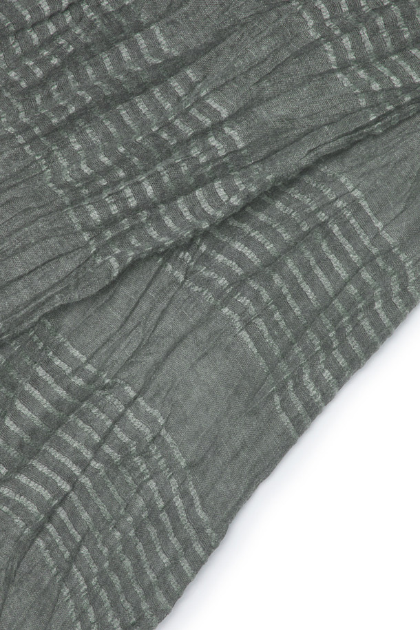 그레이 스트라이프 조직감 머플러는 부드러운 촉감의 폴리에스터와 아크릴 혼방 소재로 제작되어 가을, 겨울철 따뜻하게 사용할 수 있습니다. 빈티지 스타일의 스트라이프 패턴과 주름 디자인이 특징이며, 워싱 처리된 조직감으로 은은한 멋을 더했습니다. 클래식, 캐주얼, 미니멀 등 다양한 스타일에 매치하여 폭넓은 연출이 가능합니다. 일상생활에서 활용하기 좋은 머플러로, 당신의 겨울 스타일링에 포인트를 더해보세요.
