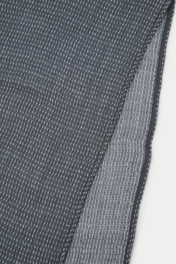 부드러운 촉감의 카키 그레이 컬러 그레이 블록 패턴 머플러입니다. 레이온, 면, 린넨 혼방 소재로 제작되어 가을, 겨울에 따뜻하게 착용하기 좋습니다. 워싱 처리된 빈티지 스타일로, 블록 패턴과 도트 무늬가 돋보입니다. 자연스러운 주름이 멋스러움을 더하며, 캐주얼, 클래식, 레트로 스타일 모두 소화 가능합니다. 가을 나들이룩, 겨울 데일리룩, 산책룩에 활용하여 포근한 분위기를 연출해보세요.
