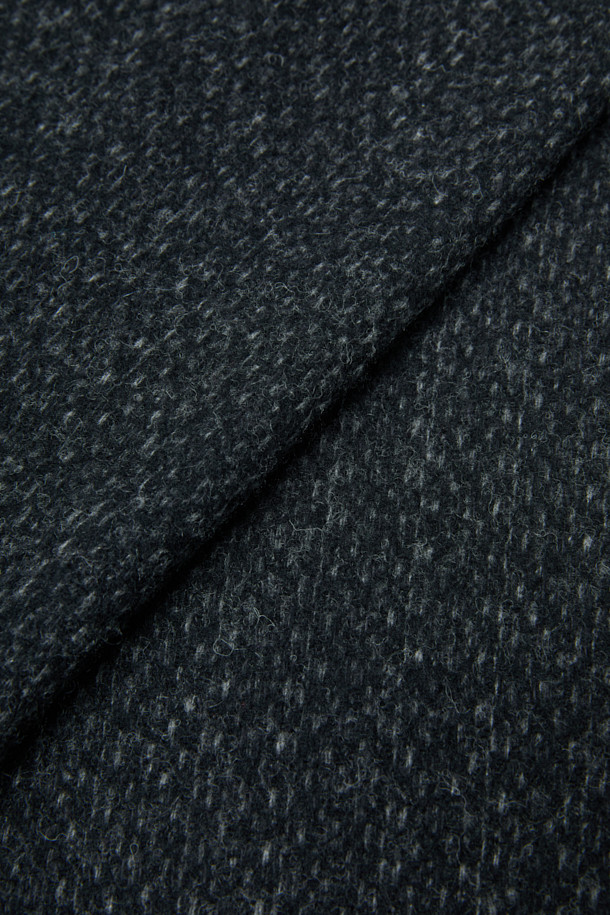 조직감 울머플러는 멜란지 컬러의 울 소재로 제작되어 부드러운 촉감을 선사합니다. 두꺼운 두께감으로 가을, 겨울철 보온성을 높여주며, 베이직한 디자인에 태슬 장식으로 포인트를 더했습니다. 출근룩과 모임룩 등 다양한 TPO에 활용 가능하며, 클래식, 미니멀, 캐주얼 스타일 모두 소화 가능한 아이템입니다. 무지 패턴에 조직감 디테일이 더해져 은은한 멋을 더합니다. 
