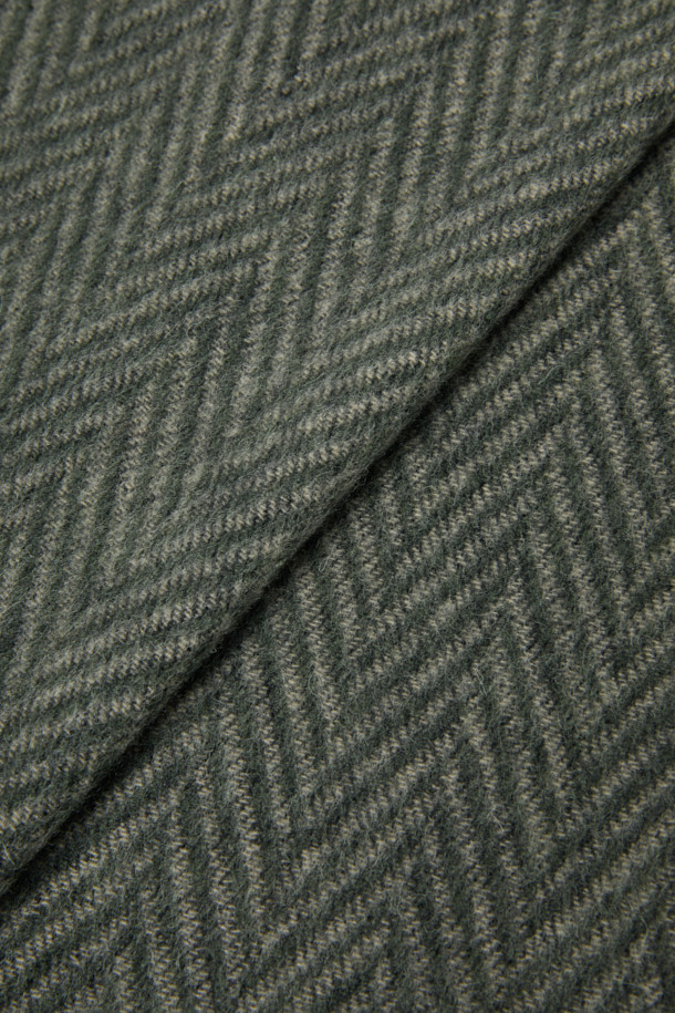 캐시미어 헤링본 머플러는 울 70%와 캐시미어 30%를 혼방하여 부드러운 촉감을 자랑합니다. 카키 색상으로, 헤링본 패턴과 솔리드 패턴이 믹스되어 클래식하면서도 세련된 스타일을 연출합니다. 테슬 디자인 장식으로 포인트를 더했으며, 출근룩이나 모임룩에 활용하기 좋습니다. 가을, 겨울 시즌에 미니멀하고 캐주얼한 스타일을 완성할 수 있는 머플러입니다.
