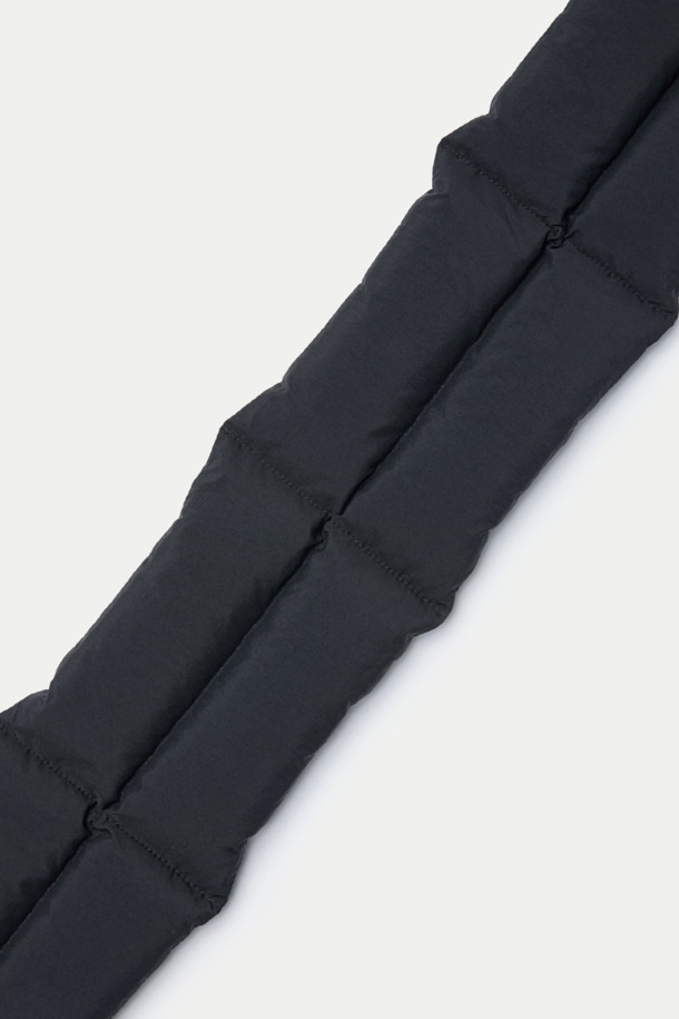 블랙 컬러의 다운 머플러는 겨울철 따뜻함과 스타일을 동시에 잡을 수 있는 필수템입니다. 퀼팅 처리된 폴리에스터 소재로 제작되어 가볍고 보온성이 뛰어나며, 덕다운 충전재를 사용하여 포근함을 더했습니다. 일상복은 물론 여행룩과 산책룩에도 잘 어울리며, 캐주얼, 미니멀, 클래식 스타일 모두 소화 가능합니다. 슬릿 디자인으로 세련된 포인트를 더했으며, 가볍고 휴대성이 좋아 언제 어디서든 간편하게 착용할 수 있습니다. 
