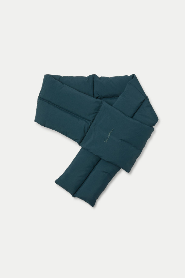 겨울철 보온성을 책임지는 그린 컬러의 다운 머플러입니다. 퀼팅 처리된 디자인으로 캐주얼, 미니멀, 고프코어 스타일을 연출하기 좋습니다. 폴리에스터와 덕다운 소재로 제작되어 가볍고 따뜻하며, 두꺼운 두께감으로 추운 날씨에도 든든하게 착용할 수 있습니다. 슬릿 디테일로 포인트를 더했으며, 휴대성이 좋아 여행룩이나 캠핑룩에 활용하기 좋습니다.
