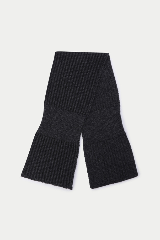 블랙 컬러의 양방향 슬릿 니트 머플러입니다. 울, 캐시미어, 나일론 혼방 소재로 제작되어 부드러운 촉감과 뛰어난 보온성을 자랑합니다. 두꺼운 두께감과 골지/무지 패턴으로 클래식하고 베이직한 스타일을 연출하며, 양면 디자인과 슬릿 디테일로 다양한 스타일을 소화할 수 있습니다. 가을, 겨울철 출근룩과 모임룩에 활용하기 좋은 아이템입니다.
