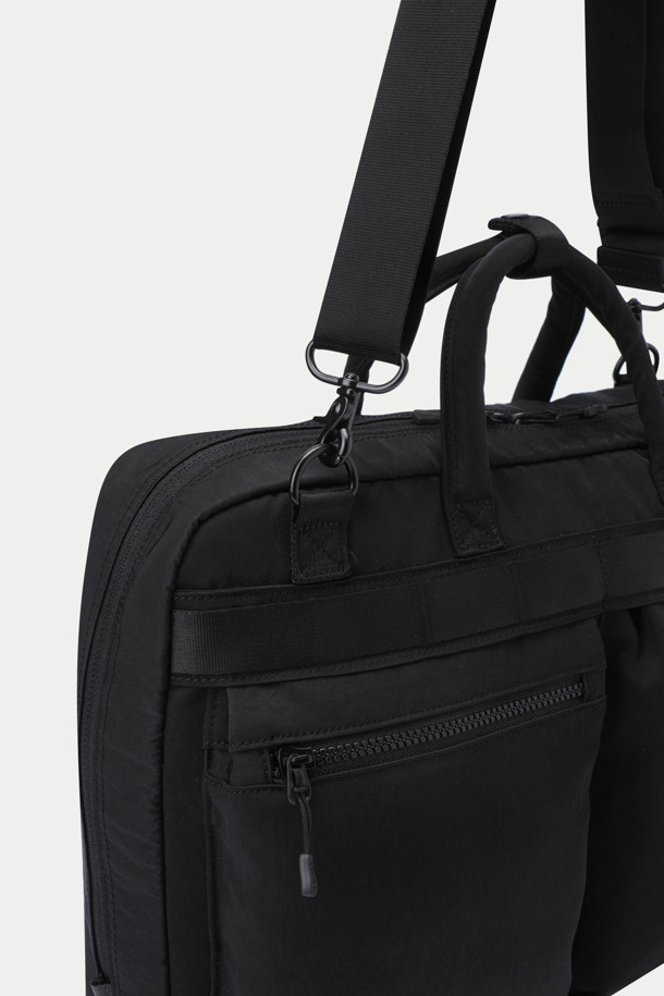 세련된 스타일을 완성하는 남성용 블랙 브리프케이스입니다. 튼튼한 나일론 소재로 제작되어 2WAY(토트백/크로스백) 형태로 활용 가능하며, 미니멀하고 클래식한 매력을 선사합니다. 넉넉한 수납공간을 위해 외부 포켓 3개, 이너 포켓 2개, 노트북 수납공간을 갖추어 실용성을 더했습니다. 왁스코팅 디테일이 돋보이며, 지퍼형 잠금 방식으로 내용물을 안전하게 보호합니다. 출근룩, 비즈니스 캐주얼, 오피스룩 등 다양한 TPO에 완벽하게 어울리는 필수 아이템입니다.
