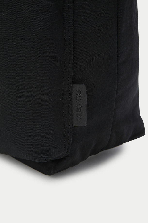 블랙 컬러의 남성용 미디엄 사이즈 나일론 크로스백입니다. 베이직한 디자인에 왁스코팅 마감으로 은은한 멋을 더했습니다. 사각형 디자인으로 넉넉한 수납공간을 제공하며, 아웃포켓 2개와 지퍼형 잠금 방식으로 실용성을 높였습니다. 가볍고 내구성이 뛰어나 출근룩, 여행룩 등 다양한 TPO에 활용하기 좋습니다. 미니멀, 캐주얼, 클래식 스타일을 즐겨 입는 분들에게 추천합니다.
