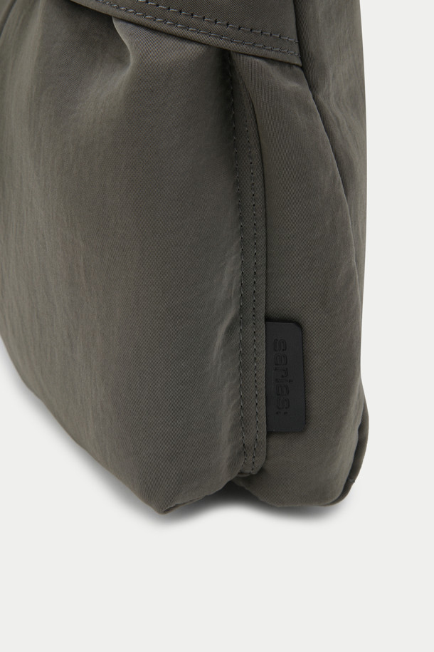 빈티지 슬링백은 나일론 소재의 미디엄 사이즈 가방으로, 무지 패턴에 왁스코팅 디테일이 돋보이는 남성용 슬링백입니다. 데일리룩에 활용하기 좋은 빈티지 스타일로, 미니멀, 캐주얼, 클래식 스타일을 선호하는 분들께 추천드립니다. 넉넉한 수납 공간과 아웃포켓 2개, 경량, 내구성을 갖춰 실용성을 더했습니다. 사각형 디자인으로 디자인적인 매력을 살렸으며, 일상생활에서 편리하게 사용할 수 있습니다.
