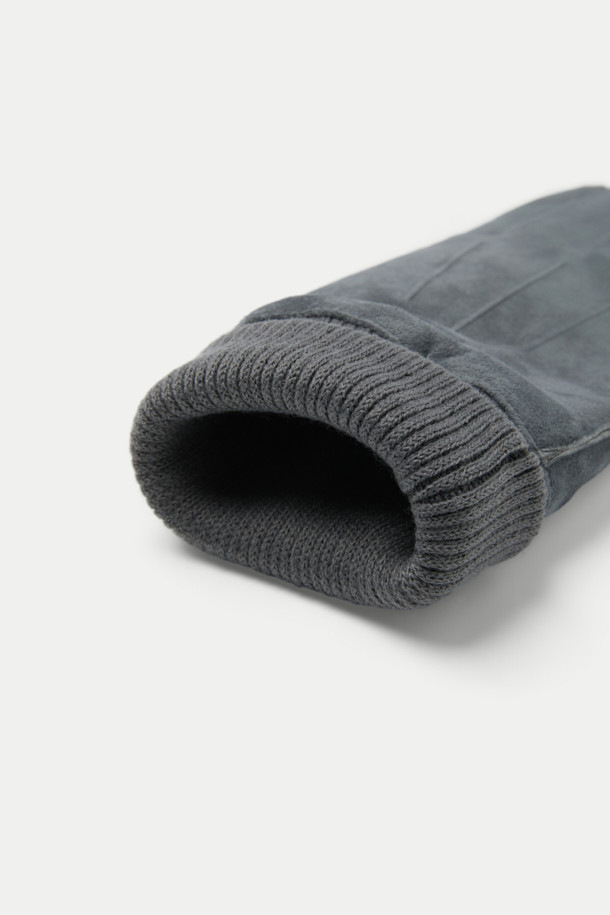 부드러운 누벅 가죽과 니트 소재의 조화가 돋보이는 누벅 니트 시보리 장갑입니다. 세련된 그레이 컬러의 무지 디자인으로, 클래식, 미니멀, 캐주얼 스타일 모두에 잘 어울려 출근룩에 포인트를 더합니다. 입구 부분의 립 조직과 검지 바닥면의 스마트폰 터치 기능으로 실용성을 높였으며, 소프트 퍼 안감으로 따뜻하고 포근한 착용감을 선사합니다. 겨울철 보온은 물론, 스타일리시함까지 놓치지 않는 필수 아이템입니다.
