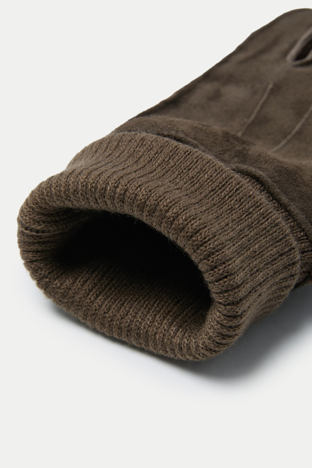 부드러운 누벅 가죽과 니트 소재의 조화가 돋보이는 누벅 니트 시보리 장갑입니다. 브라운, 다크브라운 두 가지 색상으로 출시되어 겨울철 다양한 출근룩에 클래식, 미니멀, 캐주얼 스타일을 더합니다. 안감은 퍼 소재로 제작되어 뛰어난 보온성을 제공하며, 부드러운 촉감으로 편안한 착용감을 선사합니다. 손목 시보리 디자인으로 밀착감을 높였으며, 검지 터치 기능으로 스마트폰 사용이 편리합니다. 무지 디자인으로 어떤 스타일에도 잘 어울려 데일리 장갑으로 활용하기 좋습니다.
