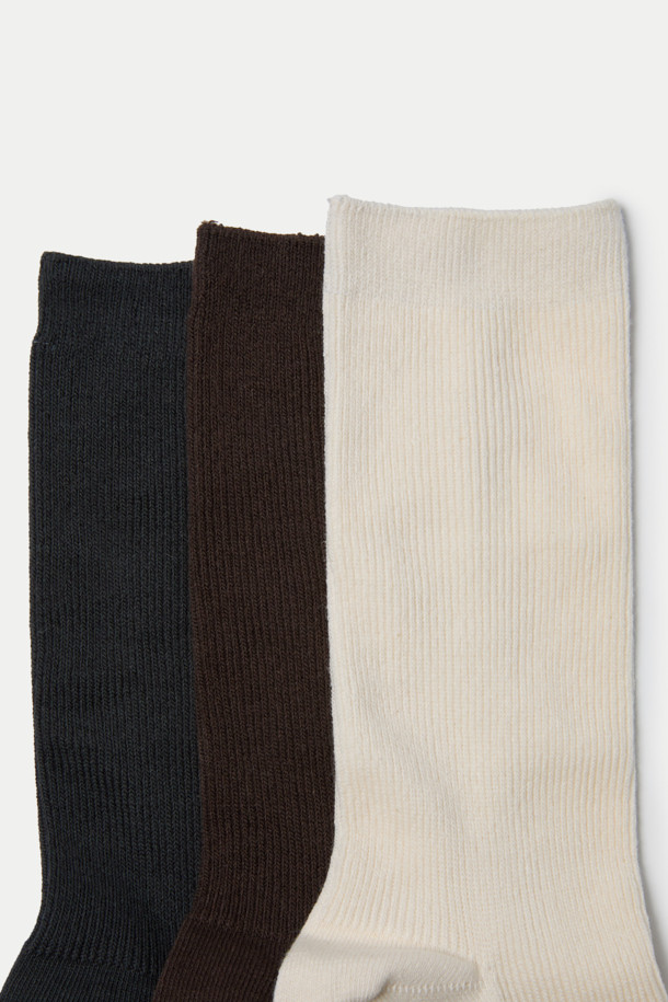 **장목 3족 세트**는 남성분들을 위한 클래식, 미니멀, 캐주얼 스타일의 장목 양말 3족 세트입니다. 부드러운 면 소재로 제작되어 편안한 착용감을 선사하며, 발목 기장 20cm로 제작되어 다리가 길어 보이는 효과를 줍니다. 블랙, 브라운, 아이보리 세 가지 색상으로 출시되어 출근룩, 비즈니스 캐주얼, 겨울 데일리룩 등 다양한 TPO에 활용하기 좋습니다. 양말 바닥면에는 로고 장식이 더해져 은은한 포인트를 더했습니다. 골지 패턴 디자인으로 디자인의 완성도를 높였습니다.
