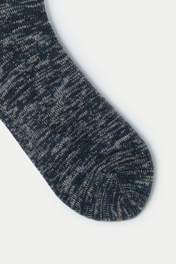 인디고 컬러의 부드러운 면 혼방 소재로 제작된 장목 양말입니다. 멜란지 패턴과 로고 디자인으로 포인트를 더했으며, 캐주얼 및 미니멀 스타일을 연출하기 좋습니다. 일상생활에서 편안하게 착용할 수 있으며, 특히 '동네 마실룩'에 잘 어울립니다. 24cm의 중기장으로 제작되었으며, 조직감 있는 디테일이 특징입니다. 사계절 모두 활용 가능한 아이템입니다.
