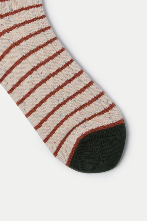 **네프 스트라이프 장목 양말**은 부드러운 면 소재로 제작되어 편안한 착용감을 선사합니다. 베이지, 레드, 블랙 세 가지 색상으로 출시되었으며, 네프(Nep) 원사를 사용하여 독특한 질감을 더했습니다. 일상생활은 물론, 산책룩이나 동네 마실룩에 캐주얼, 미니멀, 클래식한 스타일로 포인트를 줄 수 있습니다. 장목 디자인에 스트라이프 패턴과 로고 장식이 더해져 세련된 느낌을 줍니다. 사계절 내내 활용하기 좋은 아이템입니다.
