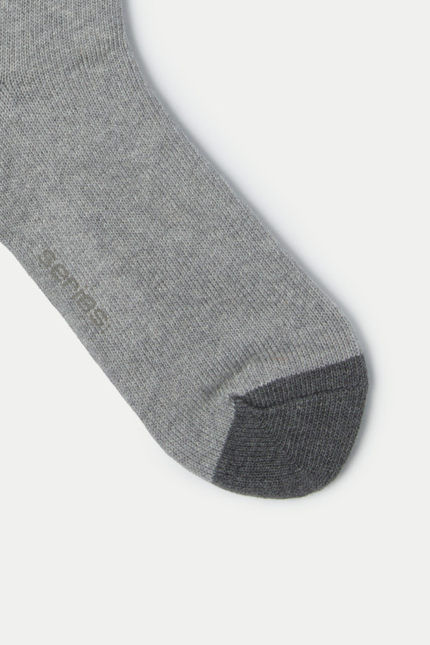 **스트라이프 팁 장목 양말**은 부드러운 면 소재로 제작되어 편안한 착용감을 선사합니다. 캐주얼, 미니멀, 클래식 스타일을 모두 소화하며, 동네 마실룩과 산책룩에 잘 어울립니다. 그레이와 네이비 두 가지 컬러 배색으로, 다양한 스타일에 포인트를 줄 수 있습니다. 장목 기장과 스트라이프 패턴이 돋보이는 디자인이며, 발목 부분에 로고 장식이 있습니다. 사계절 내내 활용 가능한 실용적인 아이템입니다.
