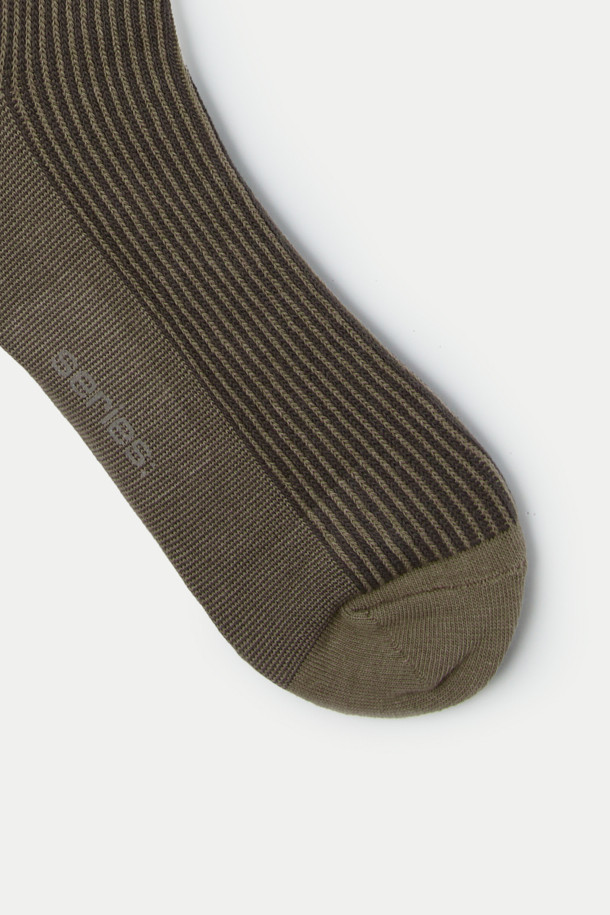 **골지 패턴 장목 양말**은 부드러운 면 혼방 소재로 제작되어 편안한 착용감을 선사합니다. 카키와 올리브 두 가지 컬러로 구성되어 있으며, 골지 및 스트라이프 패턴으로 포인트를 더했습니다. 세로 조직감과 24cm의 중기장 디자인이 특징이며, 로고 장식으로 은은한 멋을 더했습니다. 캐주얼, 미니멀, 클래식 스타일 모두 소화 가능하며, 동네 마실룩, 산책룩, 집콕룩에 잘 어울립니다.
