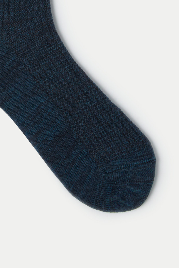 네이비 컬러의 와플 조직감으로 포인트를 준 장목 양말입니다. 부드러운 면 소재로 제작되어 편안한 착용감을 선사하며, 멜란지 효과가 은은한 멋을 더합니다. 캐주얼 및 미니멀 스타일 어디에도 잘 어울리며, 일상에서 활용하기 좋습니다. 24cm 중기장으로 발목을 안정감 있게 감싸줍니다. 로고 디자인으로 세련된 느낌을 더했습니다.
