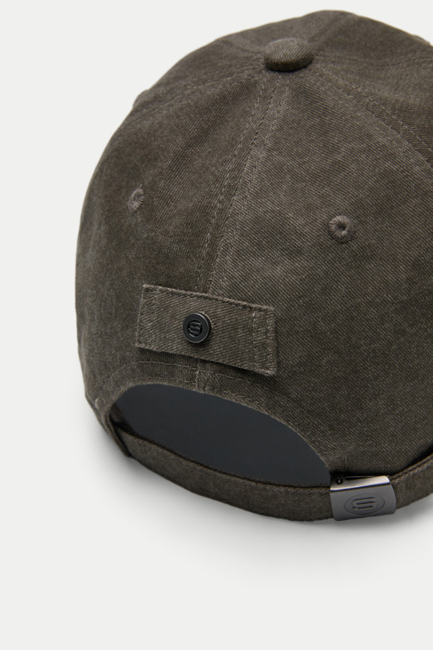 빈티지 워싱 볼캡은 면 소재로 제작되어 부드러운 촉감을 선사하며, 일상에서 편안하게 착용하기 좋습니다. 워싱 처리된 면 소재와 자수 패턴이 빈티지한 스타일을 연출하고, 캐주얼한 무드를 더합니다. 버클과 리벳 디자인은 모자 챙의 모양을 잡아주며, 스타일리시함을 더합니다. 사이즈 조절 기능으로 머리 둘레에 맞게 편안하게 착용할 수 있으며, 흡습 기능으로 쾌적함을 유지합니다.
