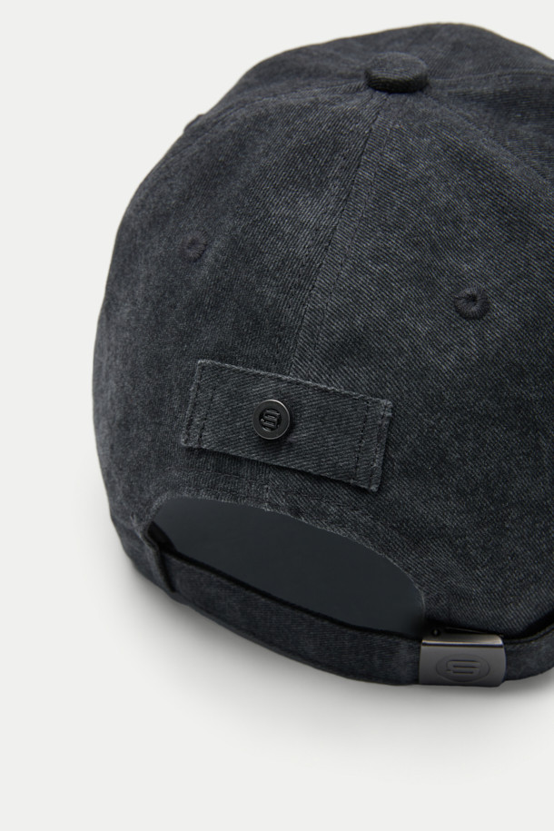 빈티지 워싱 볼캡은 면 소재로 제작되어 부드러운 촉감을 자랑하며, 캐주얼하고 빈티지한 스타일을 연출합니다. 일상생활과 산책, 캠핑룩에 잘 어울리며, 로고 자수와 버클, 리벳 디자인으로 포인트를 더했습니다. 사이즈 조절 기능과 흡습 기능이 있어 편안하게 착용할 수 있습니다. 미니멀한 스타일을 선호하는 분들께도 추천하는 아이템입니다.
