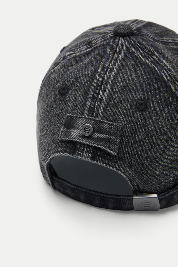 블랙 데님 볼캡은 캐주얼 스타일에 어울리는 모자입니다. 데님 소재에 워싱 처리를 더해 빈티지한 느낌을 살렸으며, 로고 자수와 버클, 리벳 등의 디자인 장식이 돋보입니다. 사이즈 조절 기능과 흡습 기능으로 편안한 착용감을 제공하며, 일상생활에서 폭넓게 활용할 수 있습니다. 어떤 스타일에도 잘 어울려 데일리 아이템으로 활용하기 좋습니다.
